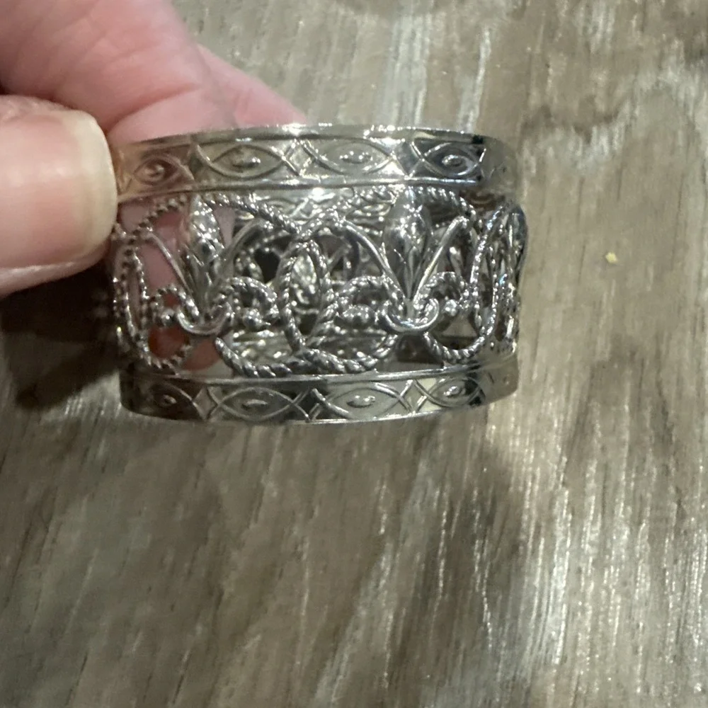 SET‎ OF 8 VINTAGE FILAGREE SILVER METAL NAPKIN RINGS 1 3/4'' DIAMETER X 1'' WIDE